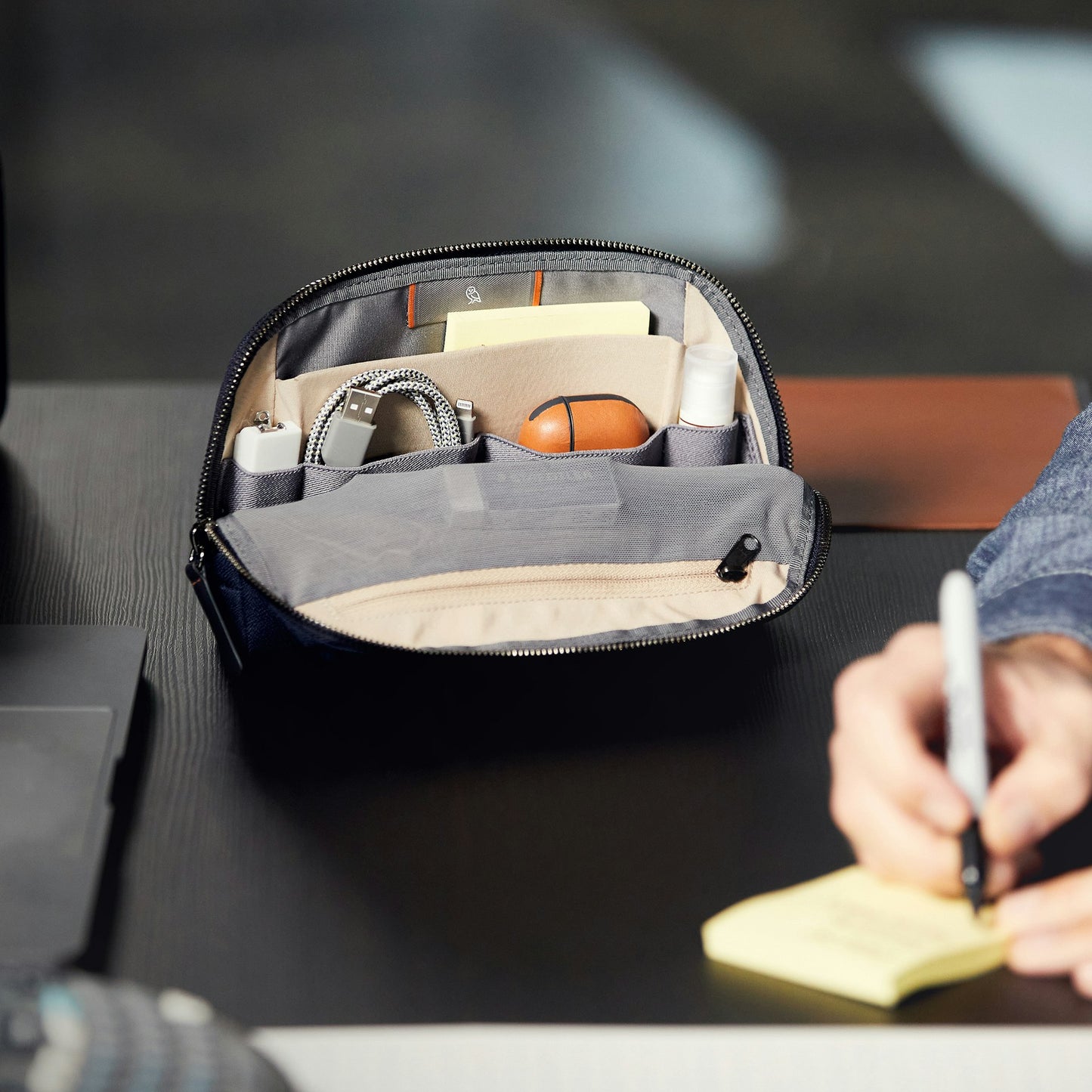 Desk Caddy - US 6084